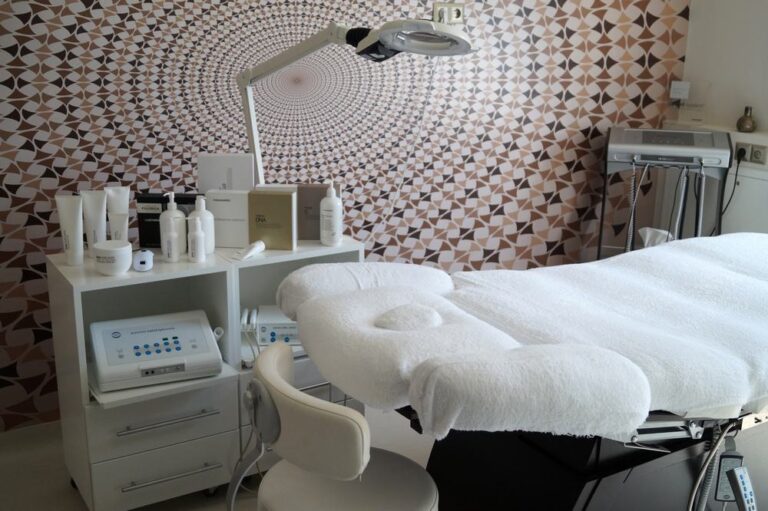 Gabinet kosmetologiczny z łóżkiem i wyposażeniem zabiegowym w Klinice DermaDent