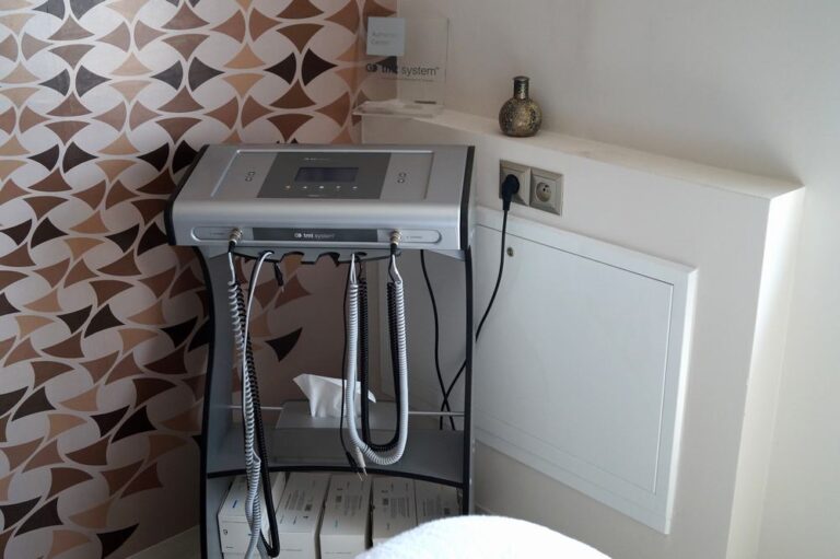 Urządzenie kosmetologiczne w gabinecie Kliniki DermaDent w Sanoku