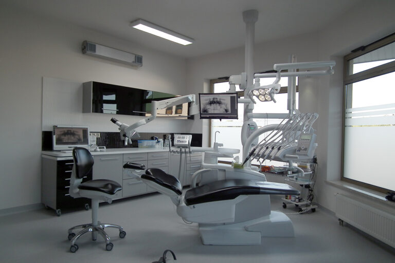 Nowoczesny gabinet stomatologiczny z fotelem dentystycznym w Klinice DermaDent