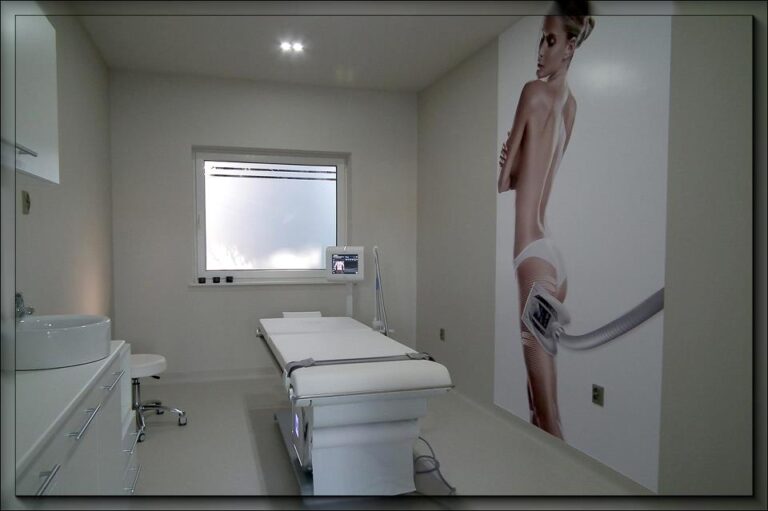 Gabinet kosmetologiczny z łóżkiem zabiegowym w Klinice DermaDent w Sanoku