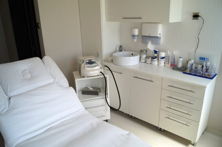 Gabinet kosmetologiczny z łóżkiem zabiegowym i aparaturą w Klinice DermaDent
