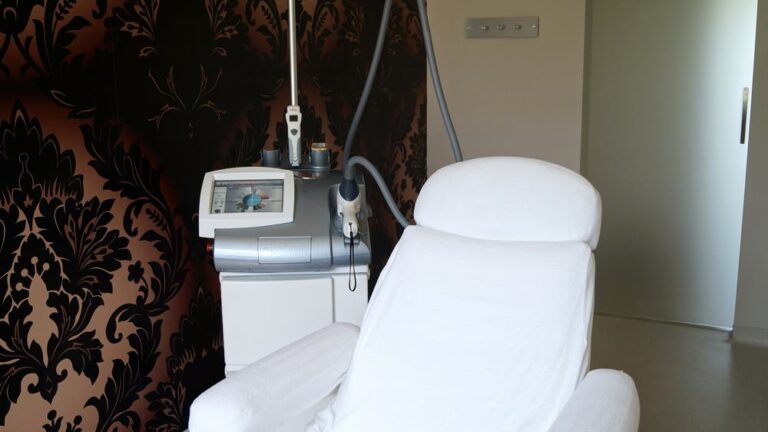 Fotel zabiegowy i urządzenie kosmetologiczne w Klinice DermaDent