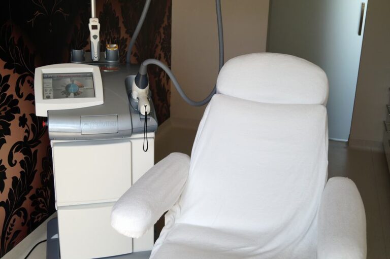 Urządzenie do zabiegów kosmetologicznych przy fotelu zabiegowym w Klinice DermaDent