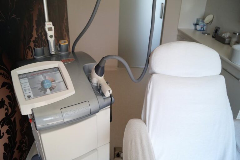 Aparatura kosmetologiczna i fotel zabiegowy w Klinice DermaDent w Sanoku