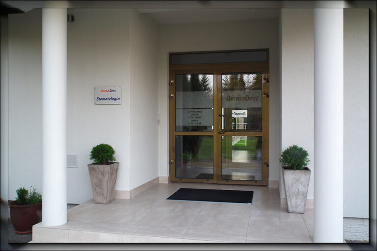 Wejście do Kliniki DermaDent w Sanoku