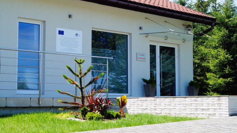 Wejście do Kliniki DermaDent w Sanoku