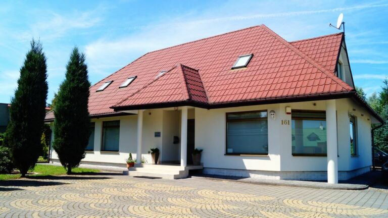 Budynek Kliniki DermaDent w Sanoku z charakterystycznym czerwonym dachem