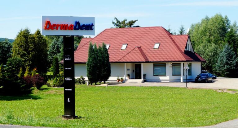Klinika DermaDent w Sanoku – widok budynku od strony ulicy