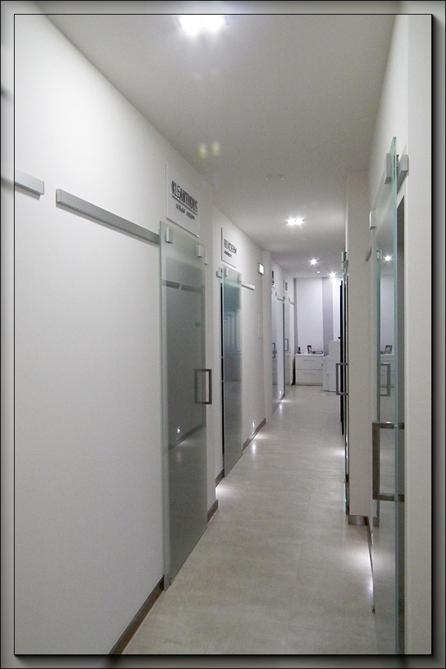 Korytarz wewnątrz Kliniki DermaDent w Sanoku