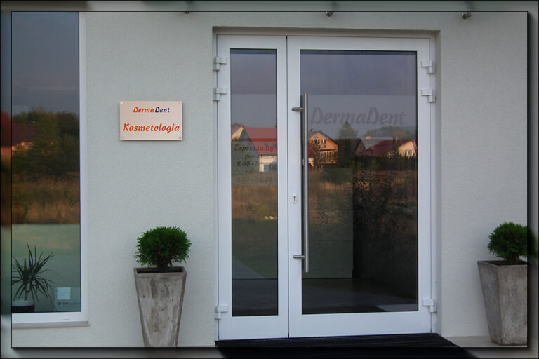 Wejście do gabinetu kosmetologii DermaDent w Sanoku