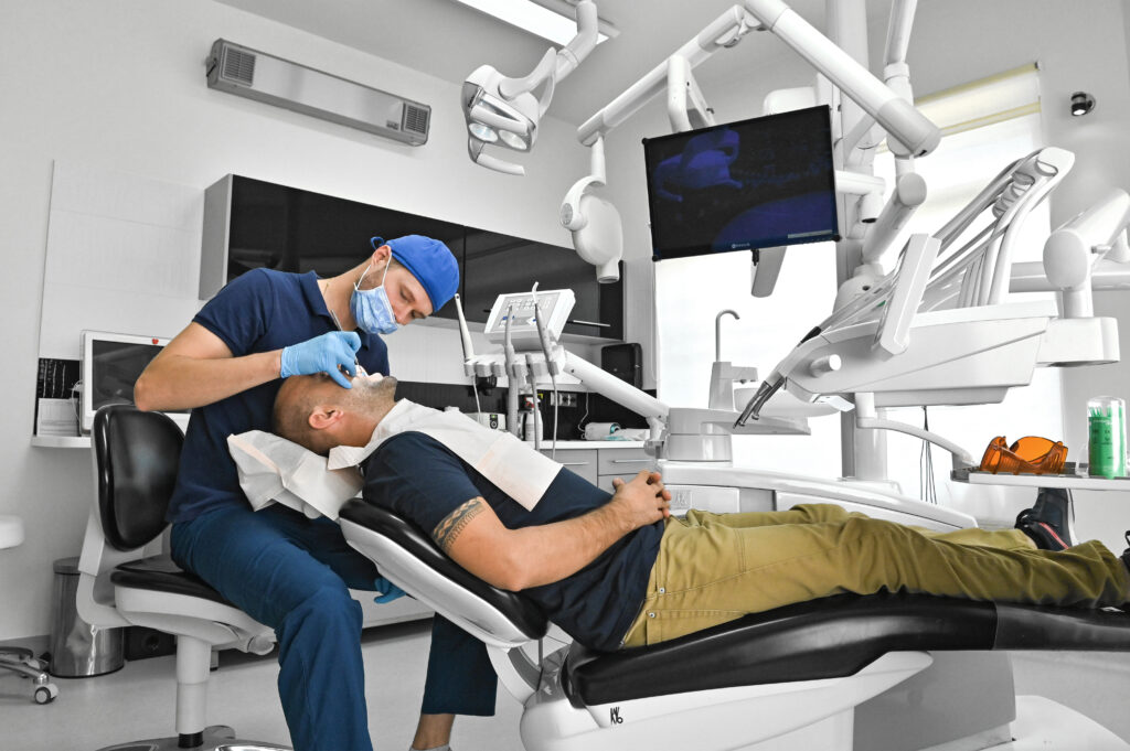 Zabieg stomatologiczny w gabinecie DermaDent w Sanoku