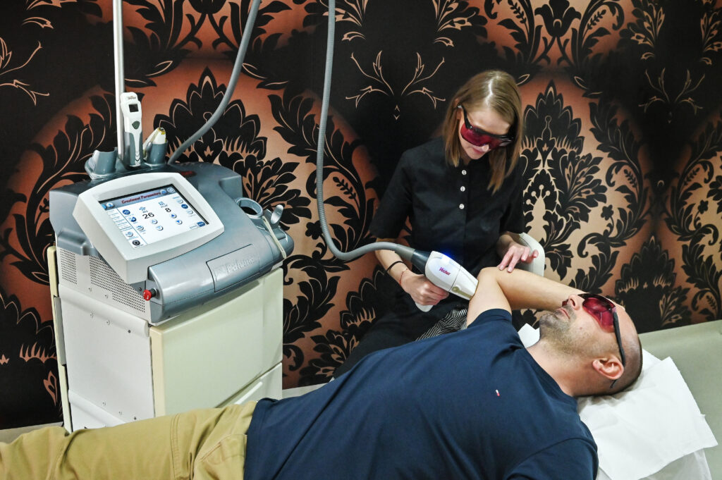 Zabieg laserowy wykonywany w gabinecie DermaDent